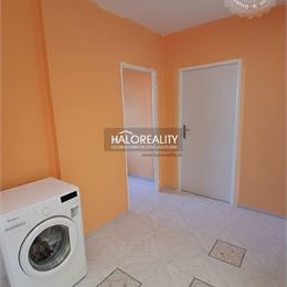 Predaj, trojizbový byt Lučenec, Červená Armáda (sídlisko Juh), príjemný, presvetlený s priestranným balkónom.