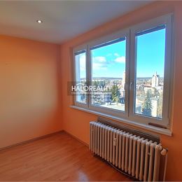 Predaj, trojizbový byt Lučenec, Červená Armáda (sídlisko Juh), príjemný, presvetlený s priestranným balkónom.