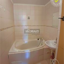 Predaj, trojizbový byt Lučenec, Červená Armáda (sídlisko Juh), príjemný, presvetlený s priestranným balkónom.