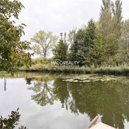 Predaj, záhradný pozemok 404 m² Komárno, Čerhát, s chatkou pri komárňanskom kanáli - EXKLUZÍVNE HALO REALITY