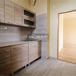 Prenájom, jednoizbový byt Nové Zámky, priamo v centre mesta