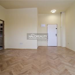 Prenájom, jednoizbový byt Nové Zámky, priamo v centre mesta