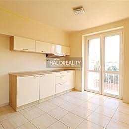 Prenájom, garsónka Nové Zámky, s balkónom, priamo v centre mesta - EXKLUZÍVNE HALO REALITY