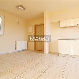 Prenájom, garsónka Nové Zámky, s balkónom, priamo v centre mesta - EXKLUZÍVNE HALO REALITY