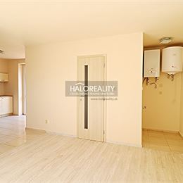 Prenájom, garsónka Nové Zámky, s balkónom, priamo v centre mesta - EXKLUZÍVNE HALO REALITY