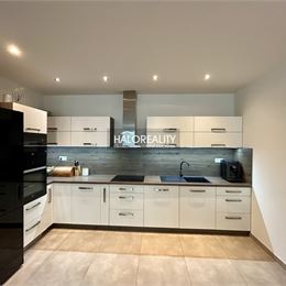 Predaj, trojizbový byt Prievidza, s parkovacím miestom - NOVOSTAVBA - EXKLUZÍVNE HALO REALITY