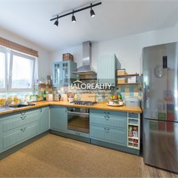 REZERVOVANÉ - Predaj, trojizbový byt Zálesie, Muškátová, s parkovacím státim a záhradkou - EXKLUZÍVNE HALO