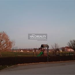 Predaj, trojizbový byt Trakovice, s garážou a malým pozemkom