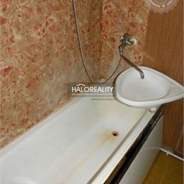 Predaj, trojizbový byt Smolenice, v centre obce, so záhradkou