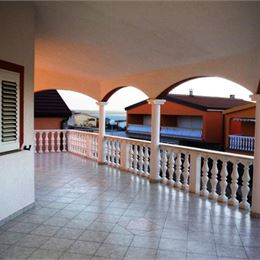 Reality Egyps ponúka na predaj krásny apartmánový dom neďaleko pláže na ostrove Vir.Na prízemí domu sú 2 jednoizbové apartmány s oddelenými vchodmi. ...